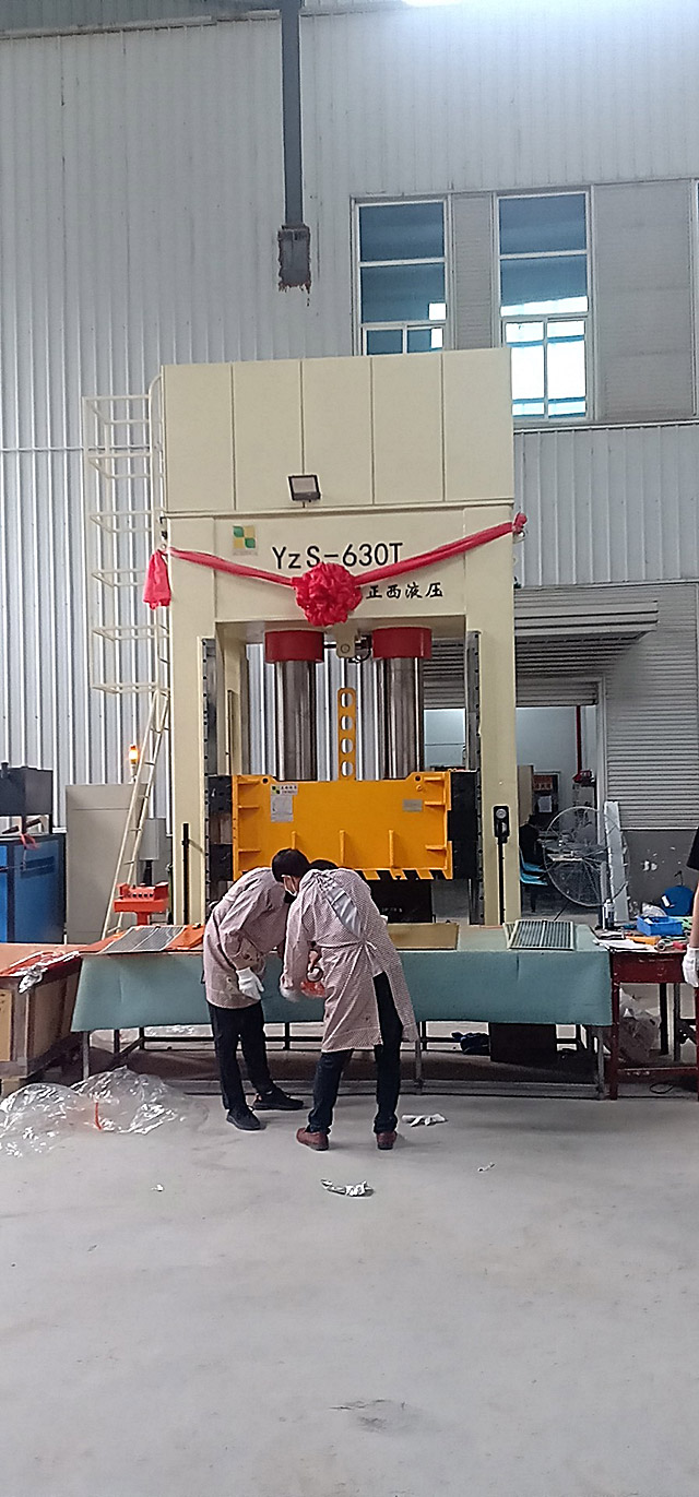 630噸框架式液壓機(jī)定制安裝圓滿成功，客戶相當(dāng)滿意
