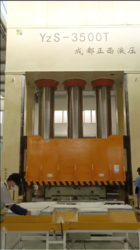 山東淄博液壓機(jī)需求客戶定制的3500噸框架液壓機(jī)圓滿交貨了，祝賀！